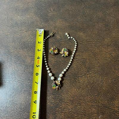 Demario Chocker and 2 Clip on earrings Wreath.