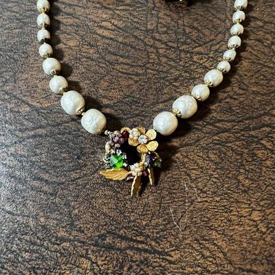 Demario Chocker and 2 Clip on earrings Wreath.