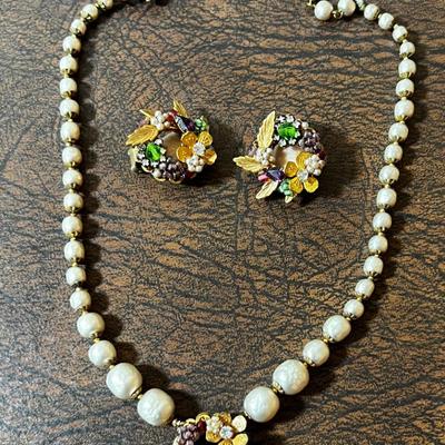 Demario Chocker and 2 Clip on earrings Wreath.