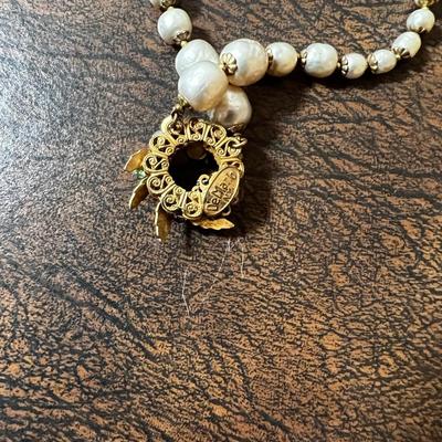 Demario Chocker and 2 Clip on earrings Wreath.