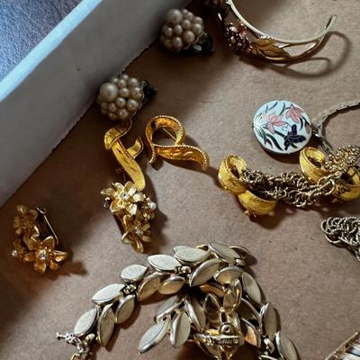 Big Goldie Lot of Nice Costume Jewelry