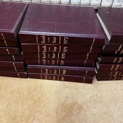 Encyclopedia Britannica 24 Vol. Set . With Yearbooks 