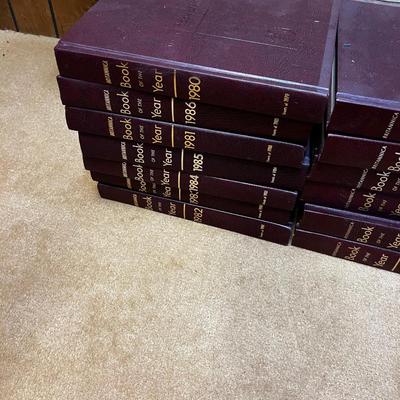 Encyclopedia Britannica 24 Vol. Set . With Yearbooks 