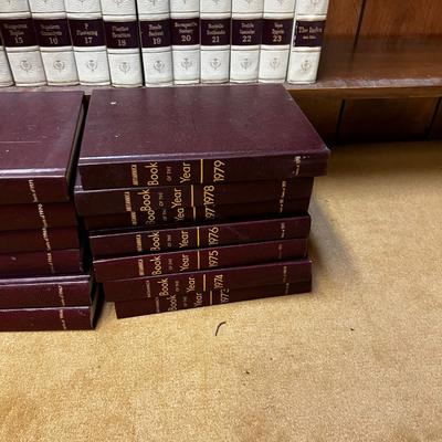 Encyclopedia Britannica 24 Vol. Set . With Yearbooks 