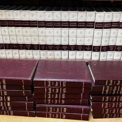 Encyclopedia Britannica 24 Vol. Set . With Yearbooks 