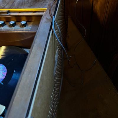 MCM   Little Magnavox Stereo Turn Table 