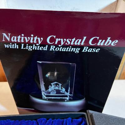 Ring Masters Nativity Crystal Cube with Rotation Base