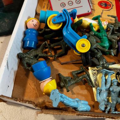 Mixed Lot of Toys: Games, little people, Army men