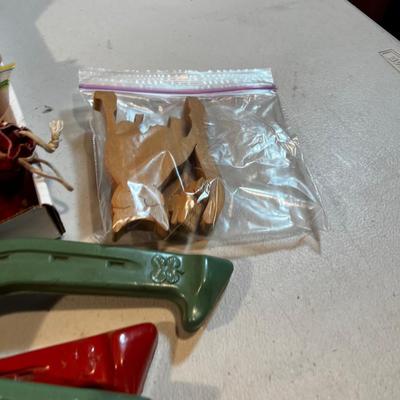 Mixed Lot of Toys: Games, little people, Army men