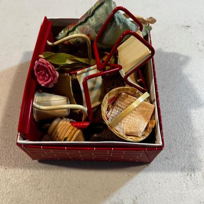 WOW! 1940's Patio Chairs Tea pot Basket