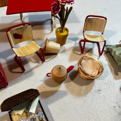 WOW! 1940's Patio Chairs Tea pot Basket