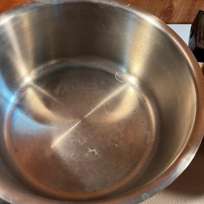 Awesome Aluminum Cook Pots with lids.