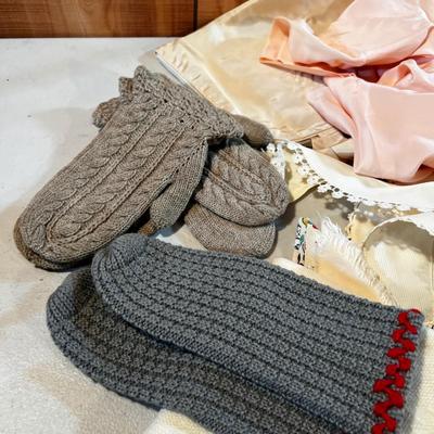 Women's; Scarfs, mittens, Collars 