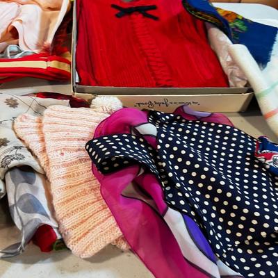 Women's; Scarfs, mittens, Collars 