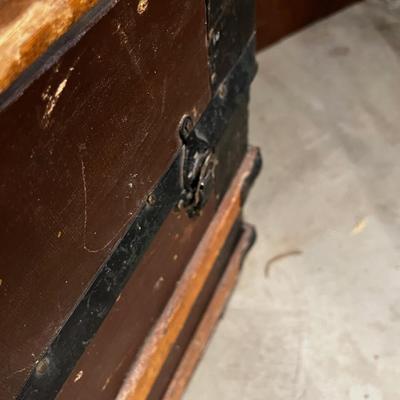 Antique Steamer Trunk Has Tray