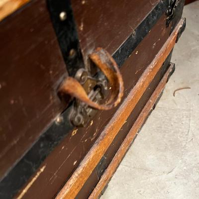 Antique Steamer Trunk Has Tray