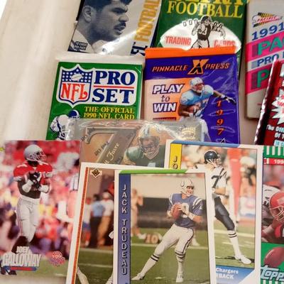 LOT 66   11 VINTAGE UNOPENED PACKS OF FOOTBALL CARDS