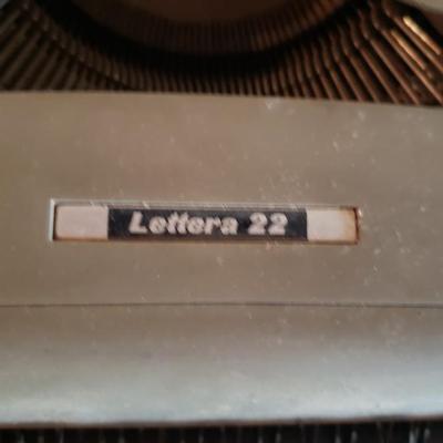 Vintage Olivetti Lettera 22 manual typewriter with case