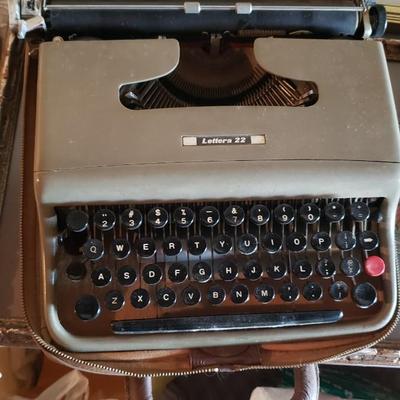 Vintage Olivetti Lettera 22 manual typewriter with case