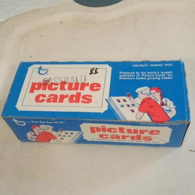 LOT 69     BOX OF 1985 TOPPS BASEBALL CARDS