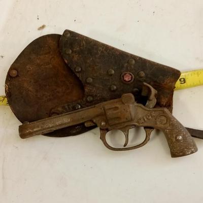 LOT 74   OLD METAL CAP GUN AND LEATHER HOLSTER