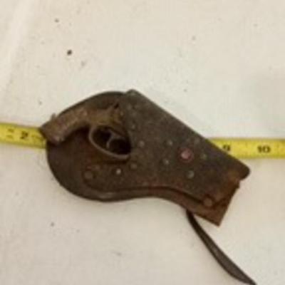 LOT 74   OLD METAL CAP GUN AND LEATHER HOLSTER
