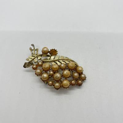 LOT 26: Assorted Pins/Brooches *Missing Stones*
