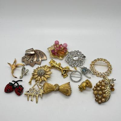 LOT 26: Assorted Pins/Brooches *Missing Stones*