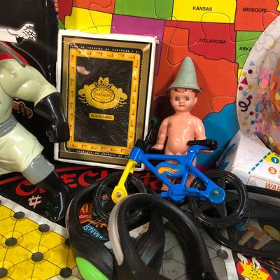 LOT 155M: Miscellaneous Toy Collection: Chinese Checkers, US Map Puzzle, Fortnite, Snoopy & More