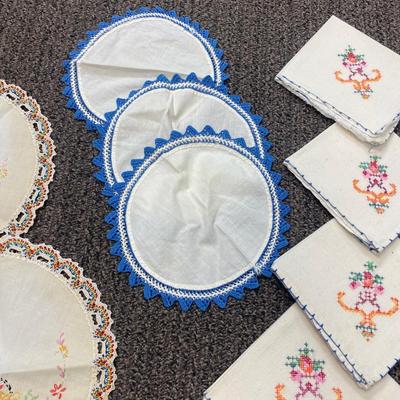 Mixed Lot of Vintage Embroidered Napkins Table Doilies