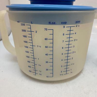 Pair of Large Plastic Measuring Cups with Lids 9c & 5c