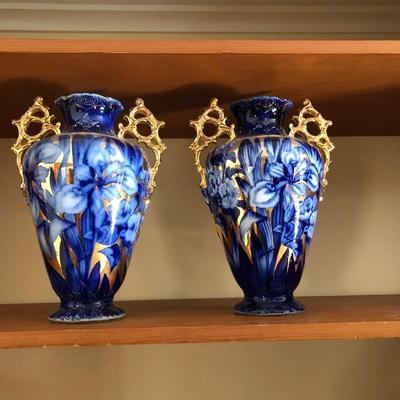 2 heavy gilded flow urns