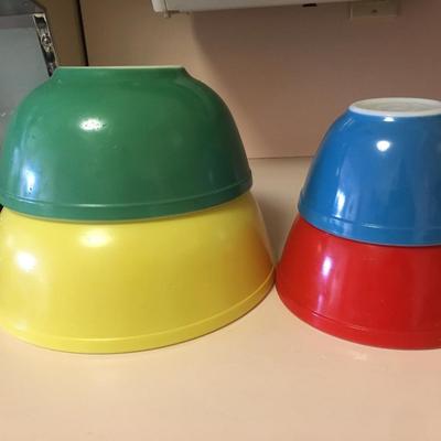 Pyrex set of 4 primiary color bowls.