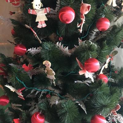 Artificial 6' Christmas tree with ornaments