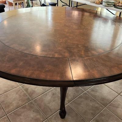 Lot #173  Beautiful Round Burled Wood Dining Table w/clip leaves