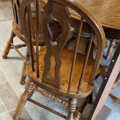 Very Nice Oak Dining Table and 6 Chairs, 1 Leaf