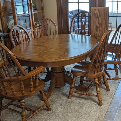 Very Nice Oak Dining Table and 6 Chairs, 1 Leaf