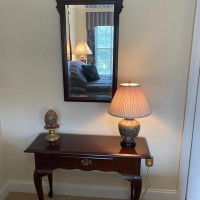 LOT: 72C: Table, Mirror, Ginger Lamp & Matching Egg