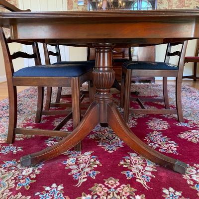 LOT 100R: Vintage Duncan Phyfe Style Double Pedestal Table w/2 Extension & Table Pad w/7 Chairs