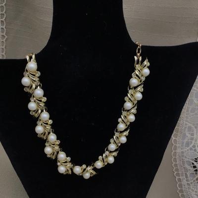Beautiful Vintage Sarah Coventry Statement Necklace