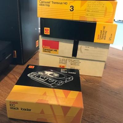 Kodak 4400 projector, 5  carousels and remote control