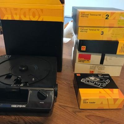 Kodak 4400 projector, 5  carousels and remote control