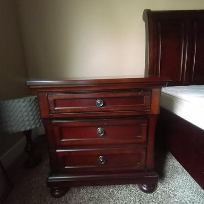 3 DRAWER NIGHT STAND & TABLE LAMP