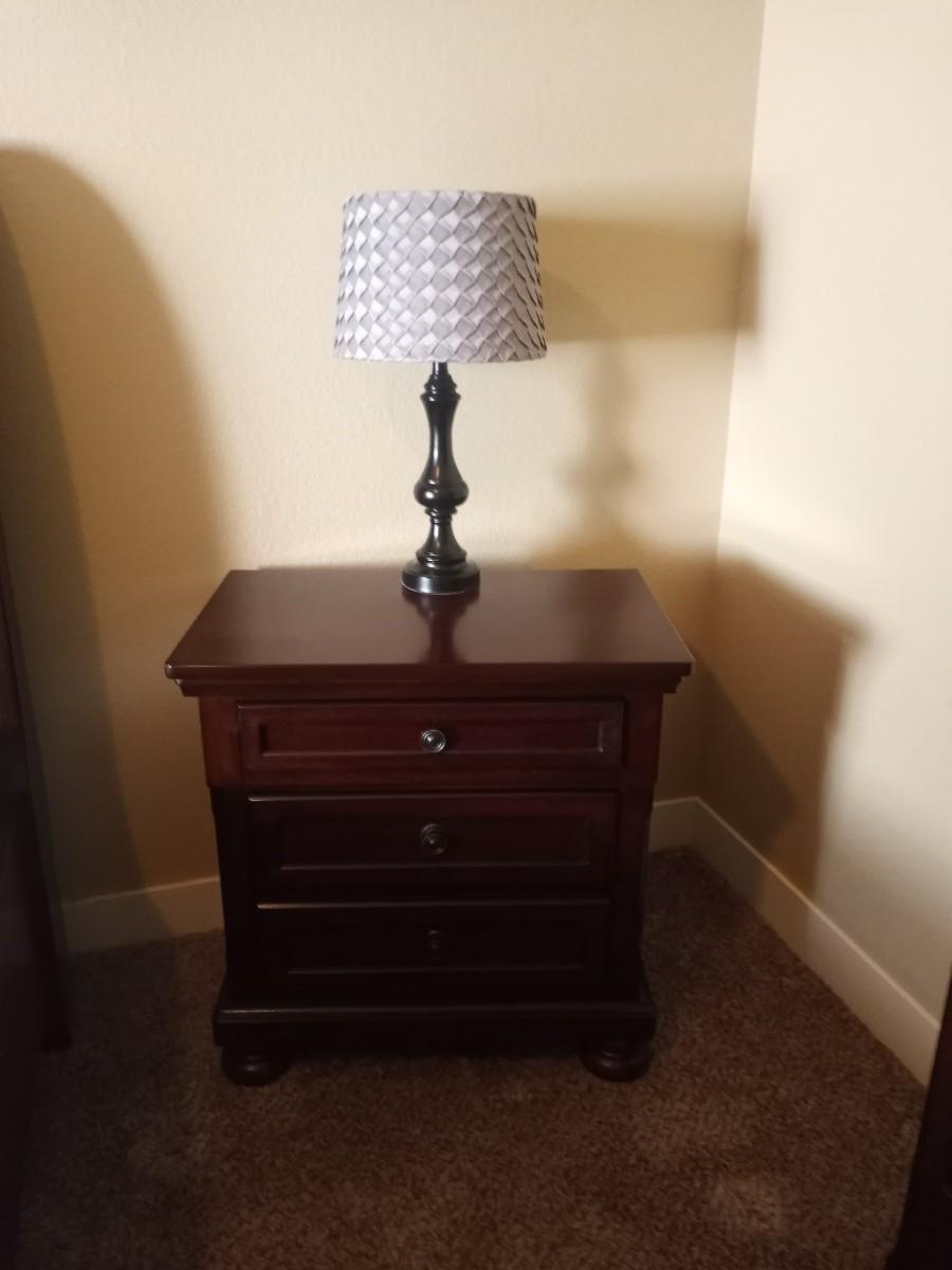 3 DRAWER NIGHT STAND & TABLE LAMP