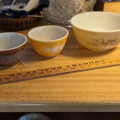Variety Set of 3 Pyrex Bowls in Great Condition