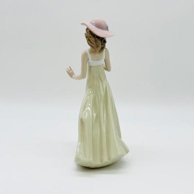 NAO BY LLADRO~ Gentle Breeze Lady