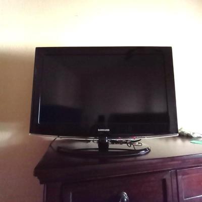 SAMSUNG 32 INCH LCD TELEVISION WITH REMOTE