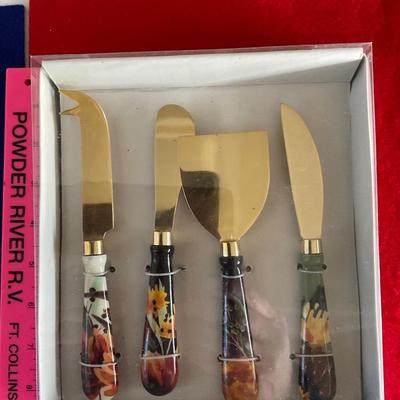 Four piece Marigold cheese knives.