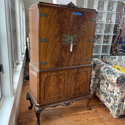 Lot 1 - Antique bar by English Classic with key