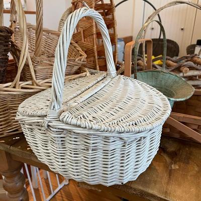 Lot 13 - 9 Baskets, various sizes and shapes